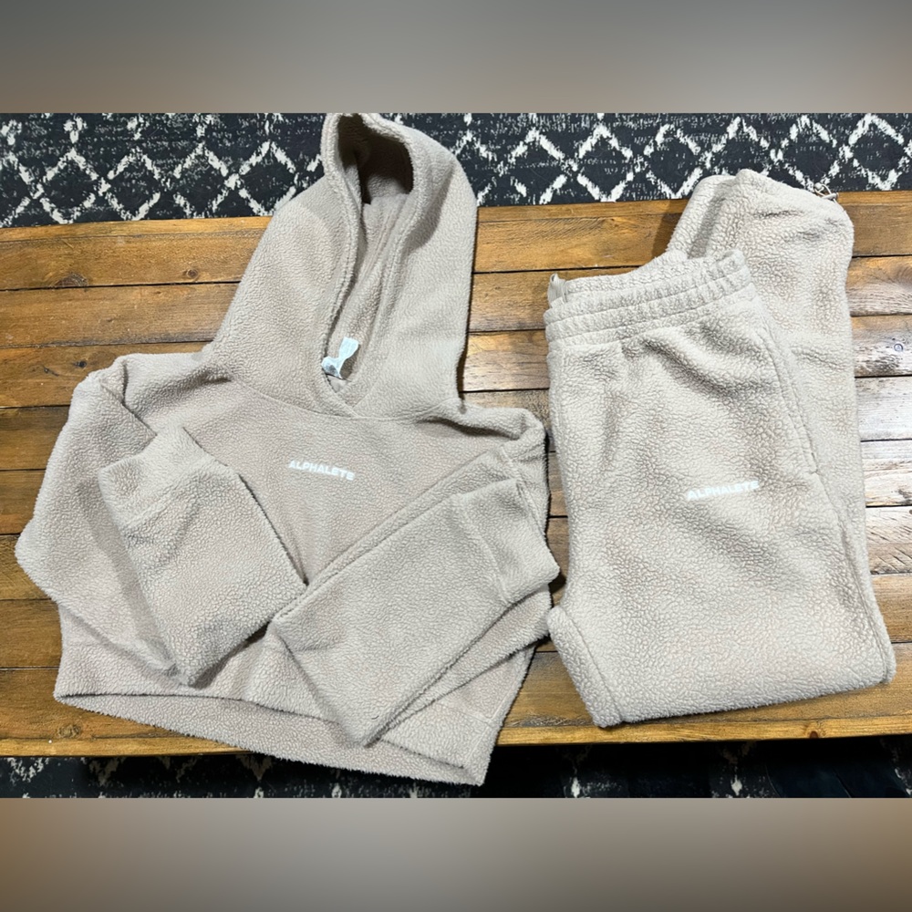 Alphalete Women’s King Jogger and Crop Hoodie Set (Size Medium)